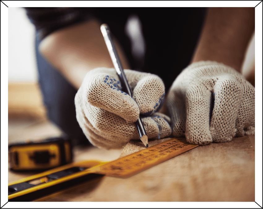 定規で線を引いている写真