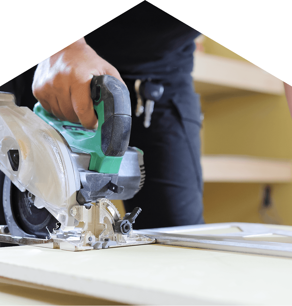 へらで壁を塗る写真