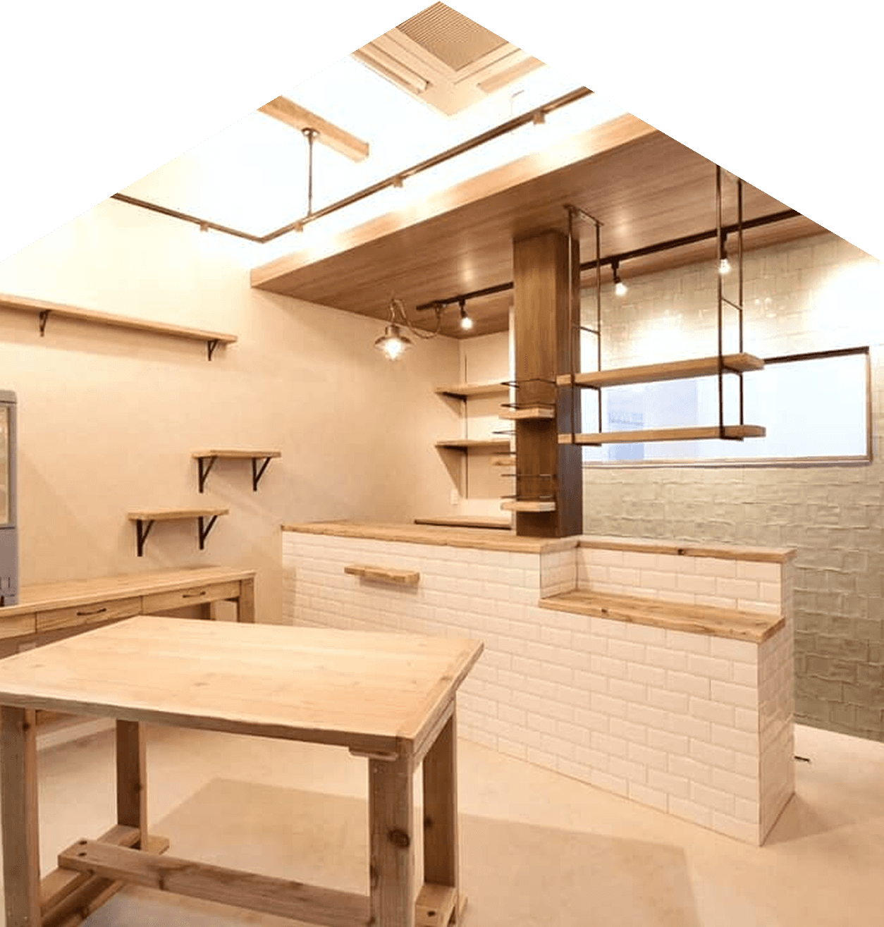 外の光に包まれた部屋の写真