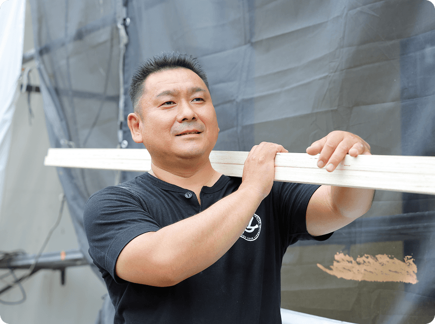 荷物を運ぶ職人