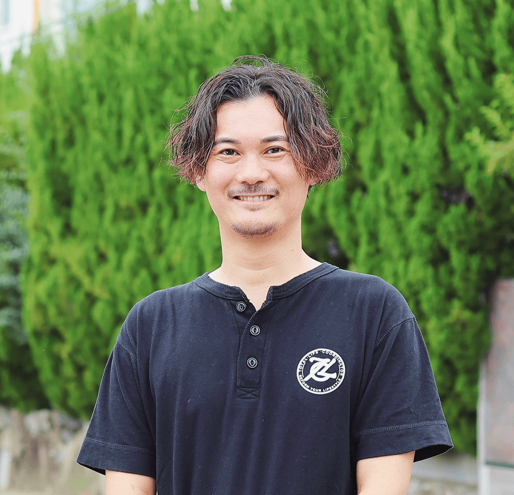 外で笑顔の社員