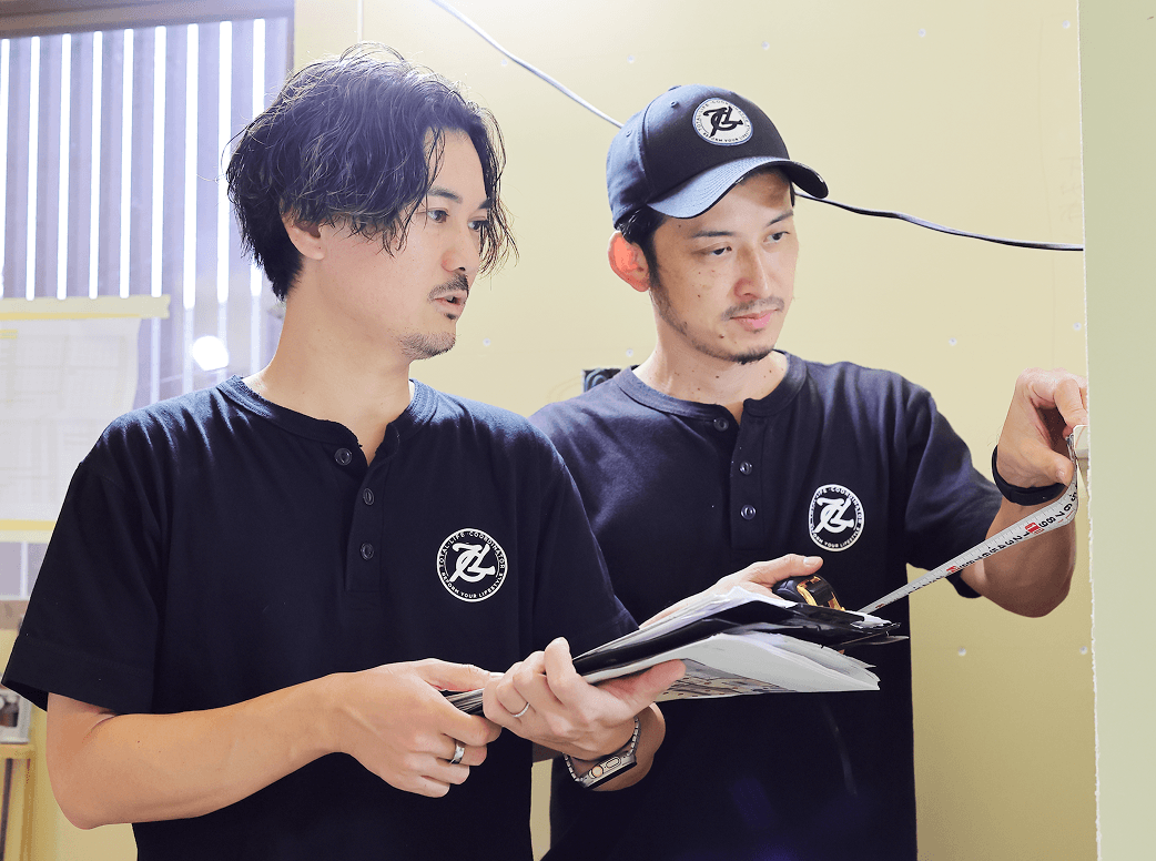 話し合いをする社員