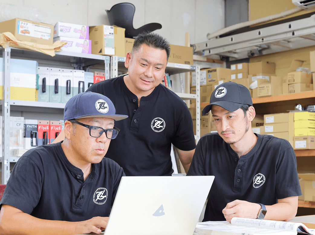 pcをの前に集まる社員