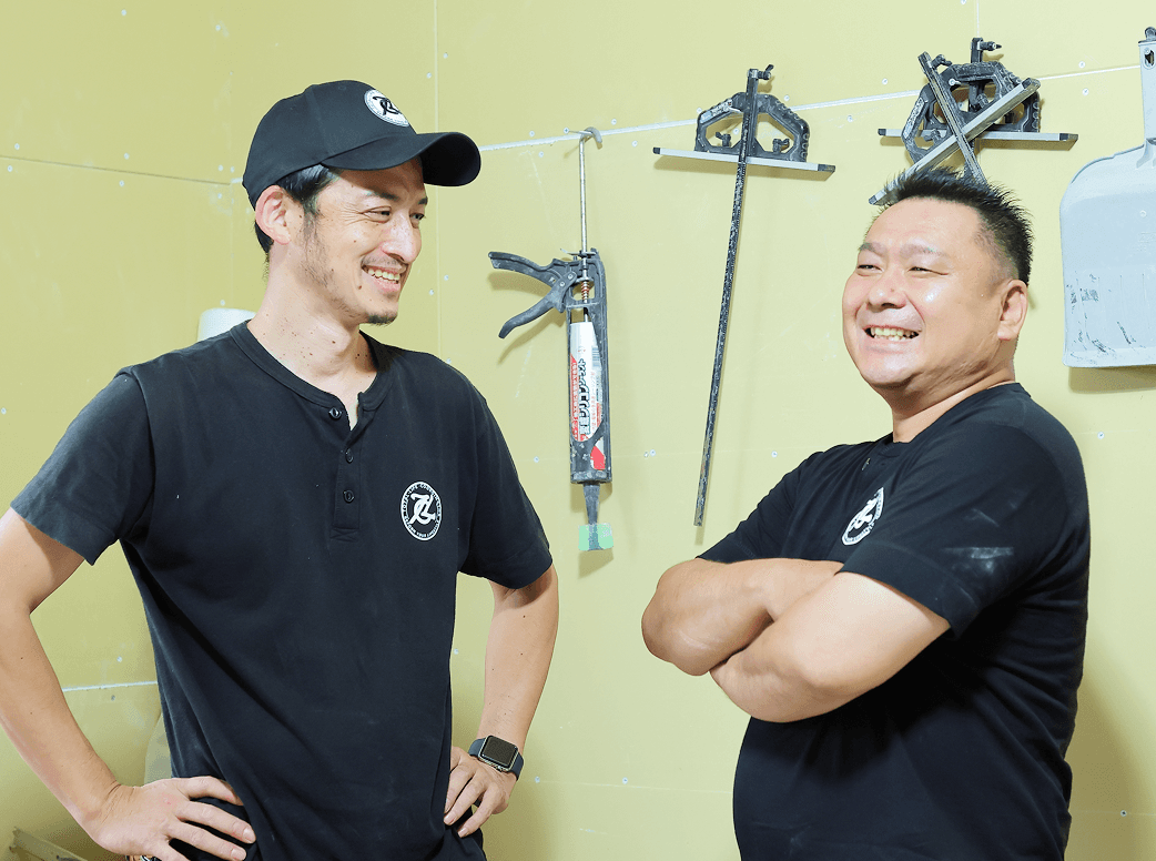 笑顔で話す社員