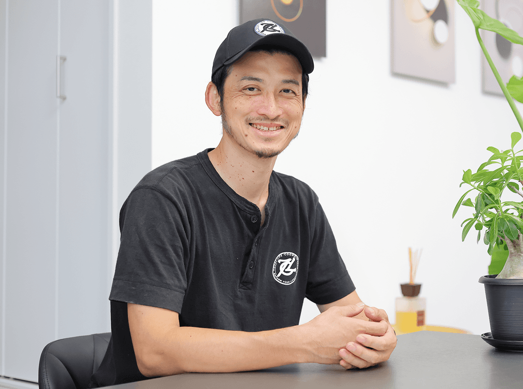 笑顔でこちらを見る社員