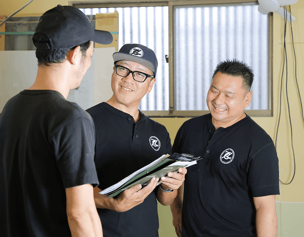 社員が話す様子の写真