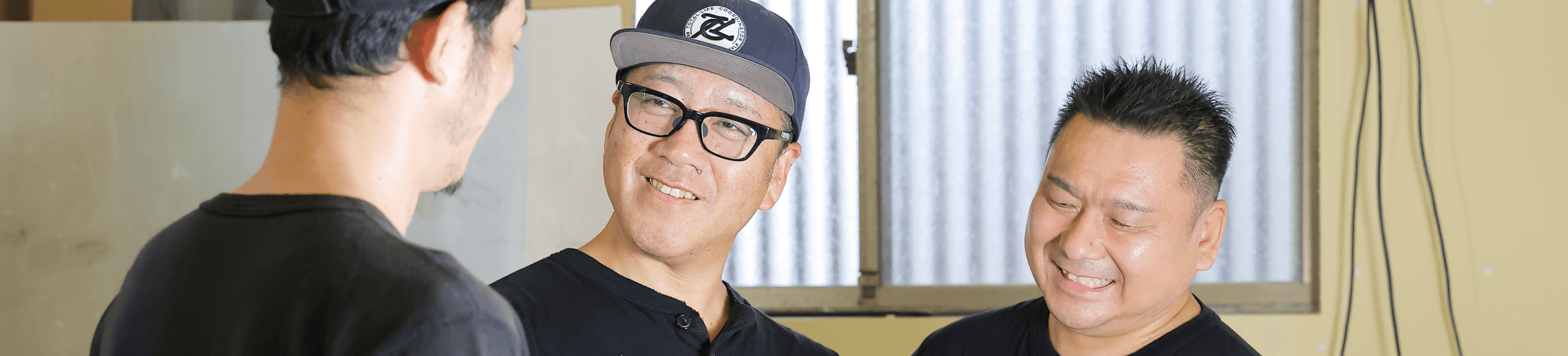 社員が話す様子の写真