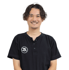 笑顔の店員の写真