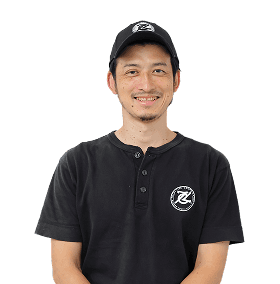 笑顔の店員の写真