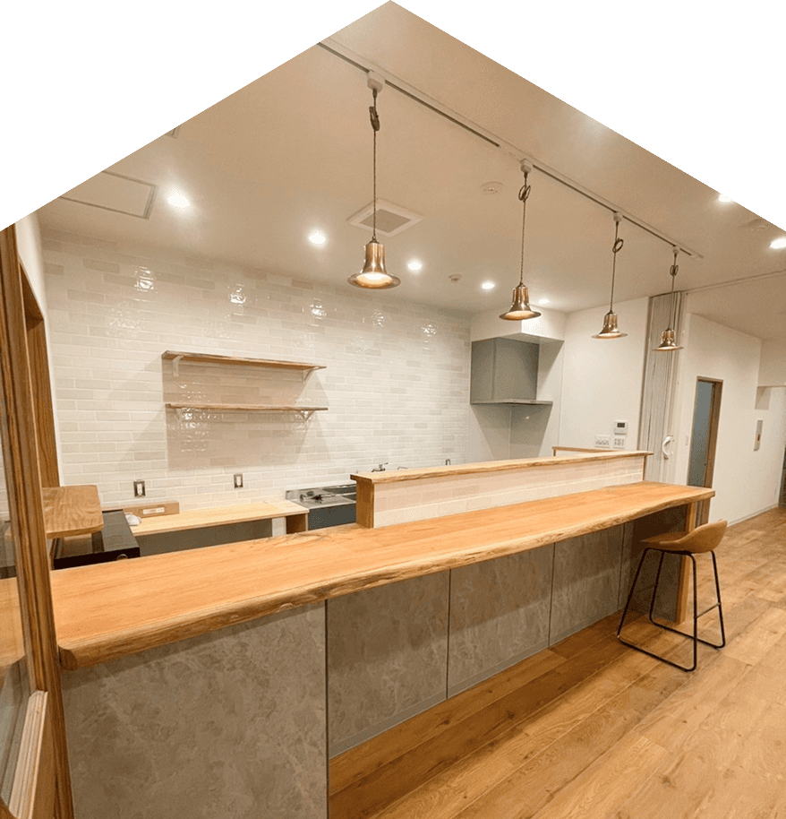 光が差し込む木の部屋の写真