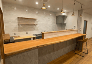 「落ち着いた明るい雰囲気のカフェ」