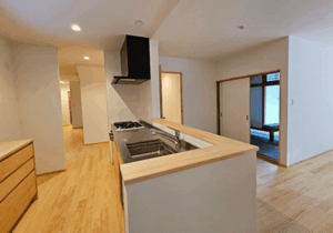 「素足で過ごしたくなる優しい家」